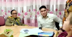 Potret Wamenaker, Immanuel Ebenezer melakukan sidak UD Sentosa Seal terkait penahanan izajah karyawan. (Sumber: YouTube/Armuji)