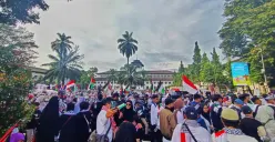 Ribuan warga berkumpul dalam aksi bela Palestina di Gedung Sate, Bandung pada Minggu, 20 Maret 2025. (Sumber: Yugi Prasetyo/Poskota)