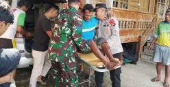 Salah seorang korban laka laut di Pulau Deli, Kecamatan Cikeusik, Pandeglang, saat hendak di bawa ke Puskesmas. (Sumber: Polsek Cikeusik)