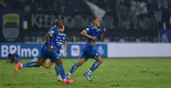 Selebrasi bek Persib, Gustavo Franca setelah mencetak gol ke gawang Bali United, di pertandingan pekan 29 Liga 1 2024-25. (Foto: persib.co.id)