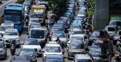 Sejumlah kendaraan melintas di Jalan MT Haryono, Jakarta, Sabtu, 19 April 2025. (Sumber: Poskota/Bilal Nugraha Ginanjar)