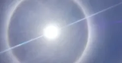 Fenomena matahari dikelilingi lingkaran seperti cincin terlihat di langit Purwakarta, Minggu 20 April 2025. (Sumber: Poskota/Dadan Sukmana)