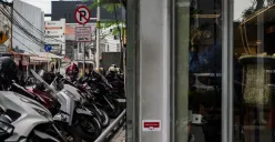 Barisan kendaraan sepeda motor terparkir di kawasan dilarang parkir. (Sumber: Poskota/Bilal Nugraha Ginanjar)