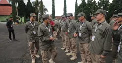 Wali Kota Cimahi, Ngatiyana (depan), didampingi Wakil Walikota Cimahi, Adhitia Yudhistira memberikan pengarahan kepada ASN Pemkot Cimahi di Rindam III/Siliwangi, Kabupaten Bandung Barat, Sabtu, 19 April 2025. (Sumber: Poskota/Gatot Poedji Utomo)