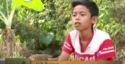 Mulyana semasa kecil saat membantu neneknya berjualan opak nasi, seperti yang ditampilkan dalam program Orang Pinggiran Trans7. Kini, sosok yang dulu menginspirasi tersebut terlibat dalam kasus kriminal berat. (Sumber: YouTube/Trans7 Official)