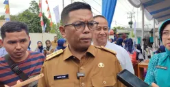 Gubenur Banten, Andra Soni, saat diwawancarai wartawan di depan Kantor Kecamatan Menes, Pandeglang. (Sumber: Poskota/Samsul Fatoni)