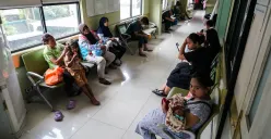 Ilustrasi warga menunggu antrean berobat di Puskesmas di Jakarta, beberapa waktu lalu. Kasus pelecehan seksual oleh dokter kandungan membuat emak-emak khawatir mengalami kasus serupa saat periksa kandungan. (Sumber: Poskota/Bilal Nugraha Ginanjar)