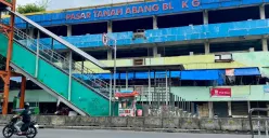 Suasana Pasar Tanah Abang, Jakarta Pusat, Senin, 21 April 2025. (Sumber: Poskota/Primayanti Juli Kumala Manalu)