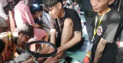 Seniman tato sedang menato lengan peserta acara 'Silatatorahmi', di Bandung, beberapa waktu lalu. Acara ini digagas Wandiyana dan dihadiri legenda seni tato Indonesia, Yusepthia Soewardi atau Kent Tattoo. (Sumber: Poskota/Gatot Poedji Utomo)
