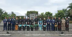 Bupati dan Wakil Bupati Bandung beserta sejumlah pejabat menggunakan pakaian adat Sunda saat upacara Peringatan Hari Jadi ke-384 Kabupaten Bandung dan Hari Kartini ke-146. (Sumber: Dok. Pemkab Bandung)