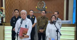 Ketua Dewan Pers Ninik Rahayu (kanan) dan Direktur Penyidikan pada Jampidsus Kejagung Abdul Qohar saat jumpa pers di Kejagung, Jakarta Selatan, Selasa, 22 April 2025. (Sumber: Poskota/Ali Mansur)