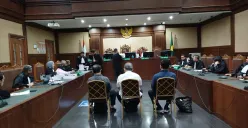 Tiga eks hakim PN Surabaya pemberi vonis bebas Ronald Tannur dituntut hukuman 9 hingga 12 tahun penjara. (Sumber: Poskota/Ramot Sormin)