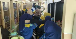 Suasan pelatihan kerja bidang tata rias di mobil MTU di kawasan Kebon Jeruk, Jakarta Barat, Rabu, 23 April 2025. (Sumber: Poskota)