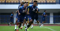 Setelah sekian lama absen akibat cedera, Febri Hariyadi berpeluang comeback di laga Persib vs PSS Sleman pada pekan 30 Liga 1 2024-25. (Sumber: persib.co.id)