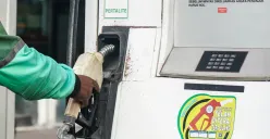 Ilustrasi kendaraan mengisi bahan bakar di SPBU. (Sumber: Poskota/Bilal Nugraha Ginanjar)
