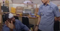 Dalam keadaan wajah babak belur seorang WNA diamankan petugas Imigirasi Jakarta Selatan di Kalibata City, Pancoran, Jakarta Selatan, Senin 21 April 2025. (Sumber: Instagram/Imigrasi Jakarta Selatan)