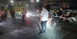 Anggota Komisi C DPRD Jakarta, Hardiyanto Kenneth saat meninjau jalan rusak di flyover Grogol, Jakarta Barat, Rabu 23 April 2025. (Sumber: Poskota/Pandi Ramedhan)