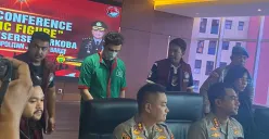 Aktor Fachry Albar menggunakan baju tahanan polisi saat konferensi pers yang digelar Polres Metro Jakarta Barat, Kamis, 24 April 2025. (Sumber: Poskota/Primayanti Juli)