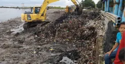 Alat berat mengeruk tumpukan sampah di Pantai Teluk, Kecamatan Labuan, Kabupaten Pandeglang, Kamis, 24 April 2025. (Sumber: Poskota/Samsul Fatoni)