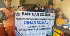 Suku Dinas Sosial Pemprov DKI Jakarta memberikan bantuan untuk korban kebakaran di Kelurahan Bungur, Kecamatan Senen, Jakarta Pusat Jumat,25 April 2025. (Sumber: Poskota/Primayanti Juli Kumala Manalu)