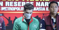 Fachri Albar saat dihadirkan dalam konferensi pers oleh Polres Metro Jakarta Barat, Kamis, 24 April 2025 dengan mengenakan pakaian tahanan. (Sumber: Dok/Polres Metro)