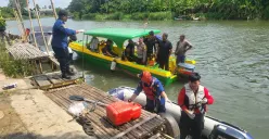 Petugas mencari tubuh sopir taksi online yang dibuang ke Kali Baru, Desa Tanjung Burung, Kecamatan Teluknaga, Kabupaten Tangerang. (Sumber: Dok. Polres Metro Tangerang Kota)