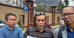 Keluarga mendiang Kenzha Walewangko mahasiswa Universitas Kristen Indonesia (UKI) melaporkan Kapolres Metro Jakarta Timur Kombes Nicolas Ary Lilipaly beserta jajarannya ke Divisi Propam Polri, Jumat, 25 April 2025. (Sumber: Poskota/Ali Mansur)