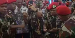Tangkapan layar anggota Kopassus berebut foto dengan Hercules. (Sumber: X/@bospurwa)
