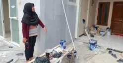 Bidan Imas menunjukkan lokasi pencurian di Kelurahan Bojong Pondok Terong, Kecamatan Cipayung, Kota Depok, Sabtu, 26 April 2025. (Sumber: Poskota/Angga Pahlevi)