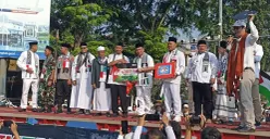 Bupati Karawang Aep Saepuloh bersama massa aksi solidaritas bela Palestina menunjukkan hasil donasi lebih dari Rp239 juta yang akan disalurkan untuk kebutuhan medis dan pangan di Palestina. (Sumber: Heri Effendi)