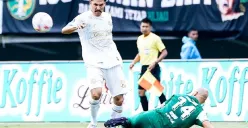 Penggunaan wasit asing menjadi opsi untuk menghindari pengaturan skor di akhir musim. (Foto: Instagram/@aremafcofficial)