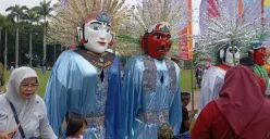 Ondel-ondel memeriahkan Lebaran Betawi 2025 di kawasan Monas, Jakarta Pusat, Minggu, 27 April 2025. (Sumber: Poskota)