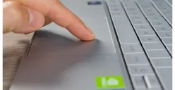 Anda bisa mencoba cara ini agar kursor laptop bisa kembali bergerak. (Sumber: Poskota/Gabriel Omar Batistuta)