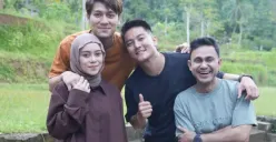 Potret Lesti Kejora dan teman-teman artisnya saat mengunjungi kampung halamannya di Cianjur, Jawa Barat. (Sumber: Instagram/ @rizkybillar)