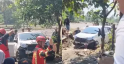 Potret proses evakuasi mobil yang terbawa hanyut banjir Cianjur. (Sumber: Instagram/@visitcianjur)