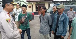 Lima juru parkir liar saat mendapatkan pengarahan dari Kapolsek Kragilan sebelum dilakukan pendataan. (Sumber: Poskota/Rahmat Haryono)