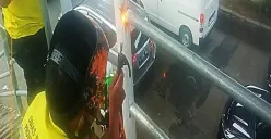 Petugas lakukan perbaikan JPO Tipar di Cakung, Jakarta Timur. Selama masa perbaikan, jembatan penyebrangan ini ditutup hingga dua bulan ke depan. (Sumber: Bina Marga Jakarta)