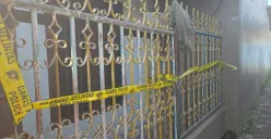 Garis polisi dipasang melintang pada gerbang kontrakan TKP ditemukannya bocah empat tahun tewas terbakar di Kampung Kresek, Desa Rawa Burung, RT 06/09, Kabupaten Tangerang, Banten. (Sumber: Polres Tangerang Kota)