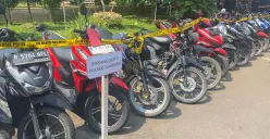 Barang bukti motor kasus curanmor di Mapolres Metro Jakarta Barat, Selasa, 29 April 2025. (Sumber: Poskota/Primayanti Juli Kumala)
