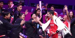 Jonatan Christie merayakan kemenangan atas Prannoy HS dalam pertandingan penyisihan Grup D Piala Sudirman 2025. (Sumber: Instagram @badminton.ina)