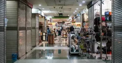 Kondisi setiap sudut lapak para pedagang yang tutup dan tampak sepi di Mangga Dua Square, Jakarta, Selasa, 29 April 2025. (Sumber: Poskota/Bilal Nugraha Ginanjar)