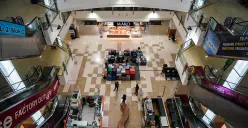 Kondisi setiap sudut lapak para pedagang yang tutup dan tampak sepi di Mangga Dua Square, Jakarta, Selasa, 29 April 2025. (Sumber: Poskota/Bilal Nugraha Ginanjar)