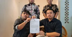 Kharisma Aditya (kiri) bersama Fikri dengan didampingi tim kuasa hukum menunjukan surat laporan resmi polisi dan bukti luka bekas sundutan rokok siksaan dari pelaku, di Jakarta Selatan, Rabu sore, 30 April 2025. (Sumber: Poskota/Angga Pahlevi)