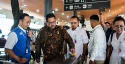 Wakil Gubernur Jakarta, Rano Karno diikuti sejumlah ASN Jakarta menempelkan tiket saat akan menaiki transportasi umum Transjakarta saat berangkat kerja di Halte Balaikota, Jakarta. (Sumber: Poskota/Bilal Nugraha Ginanjar)