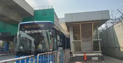 Halte Busway MRT Jakarta jadi salah satu transportasi umum yang digunakan ASN Pemprov Jakarta untuk sampai ke kantor. (Sumber: Poskota/Nurpini Aulia Rapika)