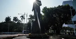 Patung Pahlawan Nasional MH Thamrin berdiri kokoh di Jalan Merdeka Selatan, Jakarta Pusat, Rabu, 30 April 2025. (Sumber: Poskota/Bilal Nugraha Ginanjar)