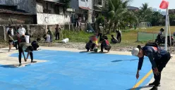 Warga binaan Bapas Jakarta Barat saat mengikuti kegiatan bersih-bersih lapangan di Palmerah. (Sumber: Poskota/Pandi Ramedhan)
