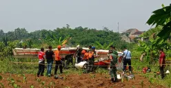 Bangkai pesawat yang terjatuh di dekat di dekat Tempat Pemakaman Umum (TPU), Kampung Astana RT 03/01, Desa Benteng, Kecamatan Ciampea, Kabupaten Bogor, Minggu, 3 Agustus 2025. (Sumber: Poskota/Giffar Rivana)