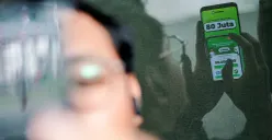 Warga menggunakan aplikasi pinjaman online di kawasan Blok M, Jakarta Selatan, Selasa, 5 Agustus 2025. (Sumber: POSKOTA | Foto: Bilal Nugraha Ginanjar)