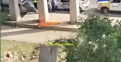 Sesosok pria tanpa identitas ditemukan dalam kondisi tak bernyawa di pinggir Tol Jakarta-Cikampek (Japek). (Sumber: Instagram/@infobekasi_official)